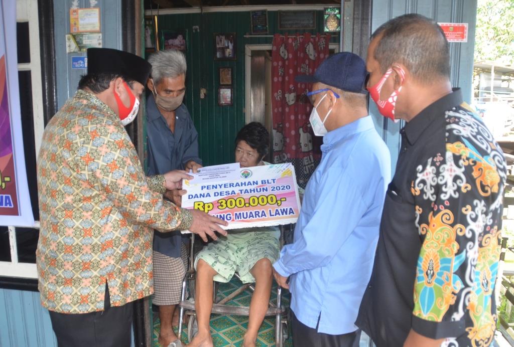 Bupati Serahkan BLT-DD di Kecamatan Muara Lawa